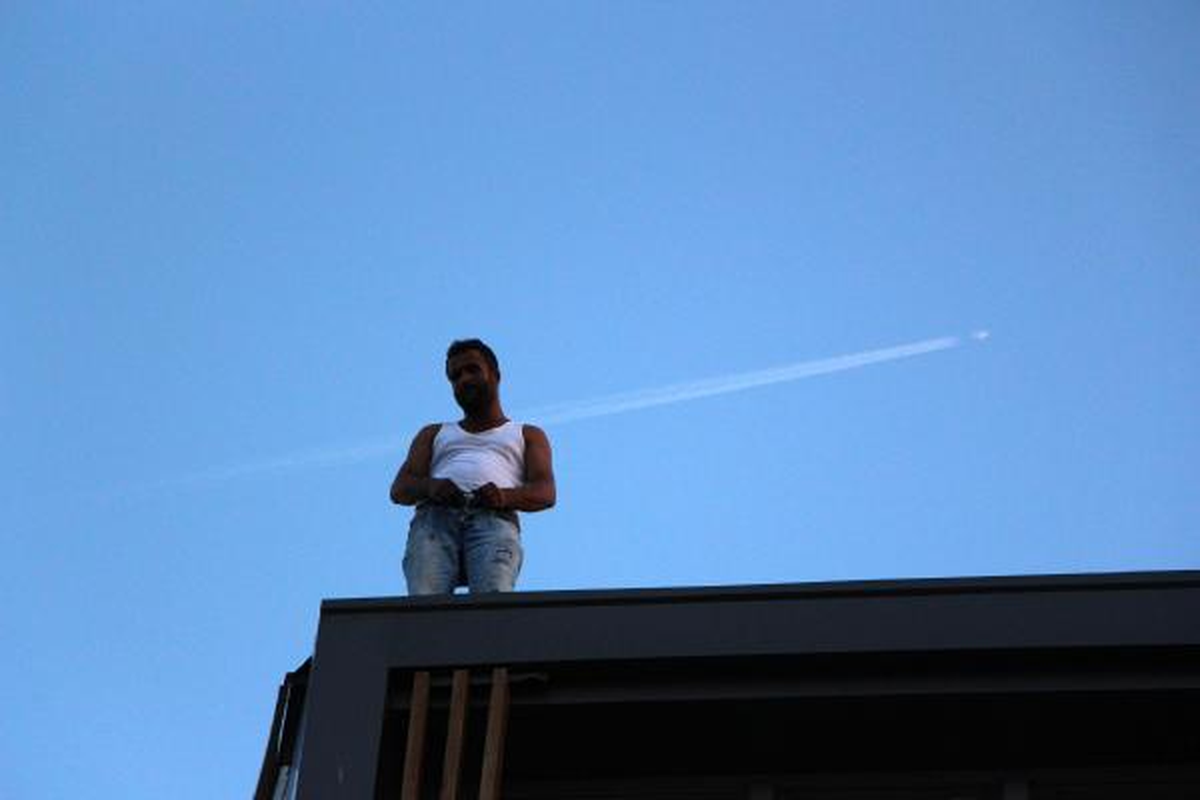 İntihara Kalkışan Gence 'Atlayacaksan Atla' Diye Tepki Gösterdiler