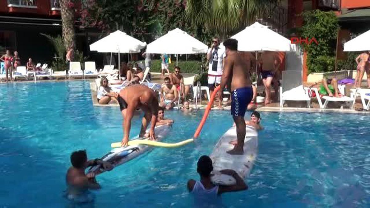 Kemer Havuzda \'Makarna\' Savaşı