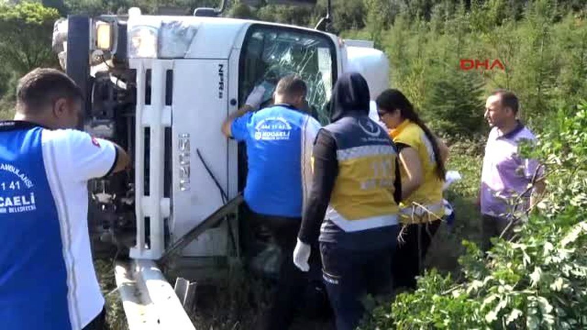 Kocaeli Sebze Yüklü Kamyonetin Altında Kaldılar: 2 Ölü, 1 Yaralı