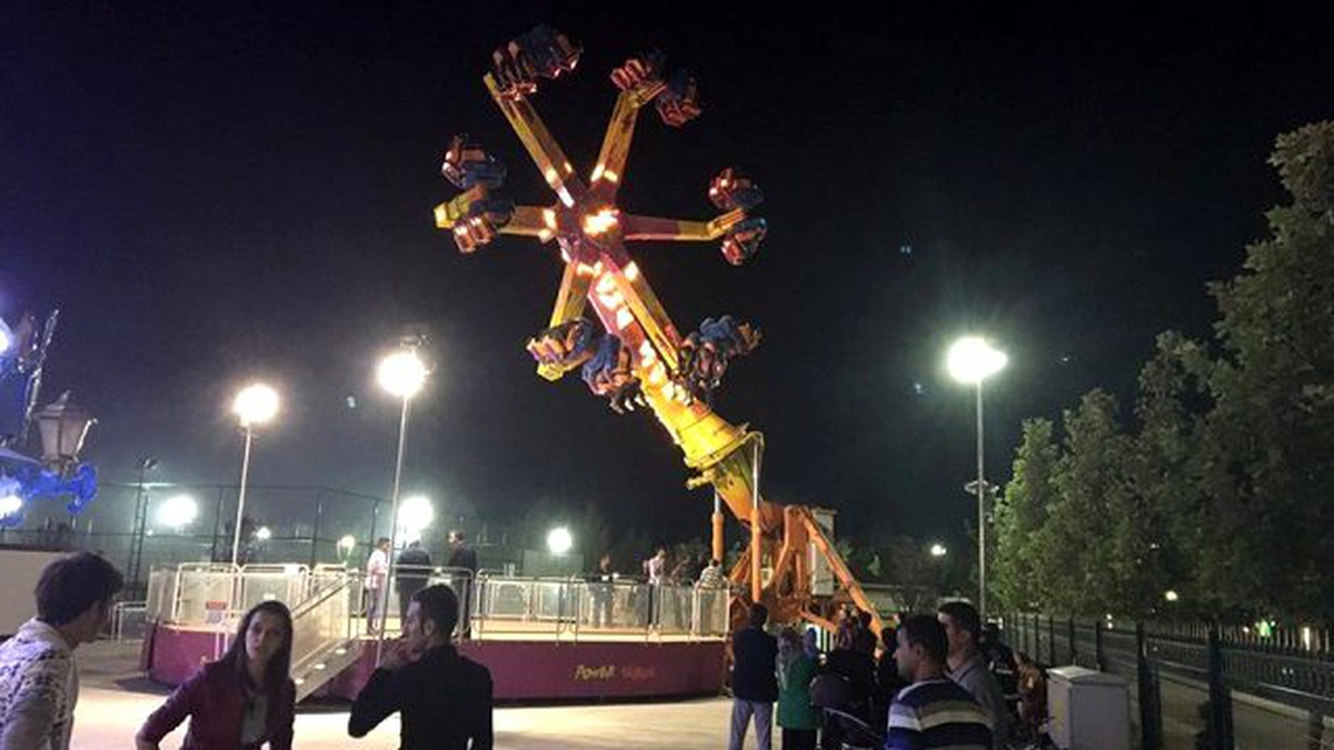 Lunaparkta Eğlence Aracında Mahsur Kaldılar