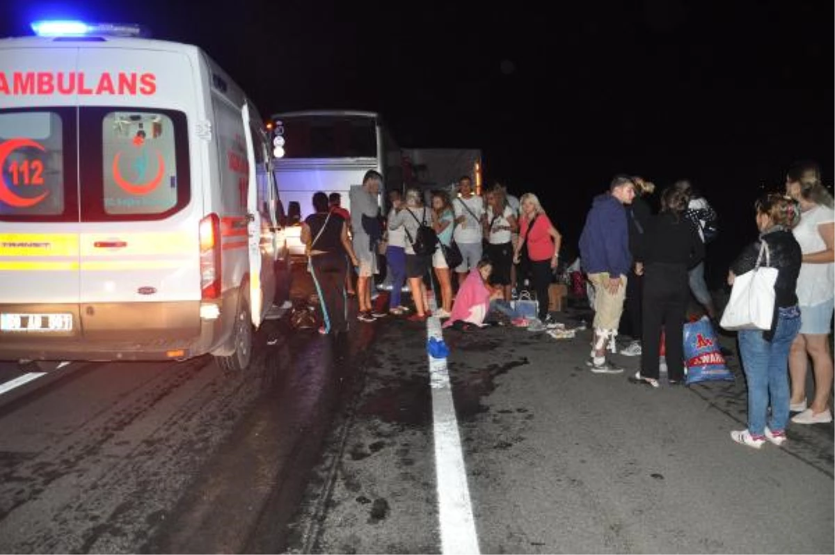 Makedon Tur Otobüsü, Tır\'a Çarptı: 1 Ölü, 38 Yaralı
