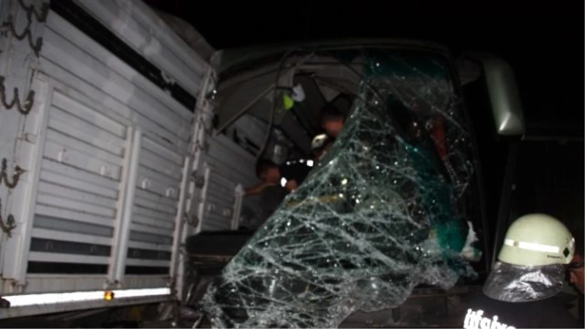 Makedon Turistleri Taşıyan Otobüs Kamyona Çarptı: 1 Ölü 38 Yaralı