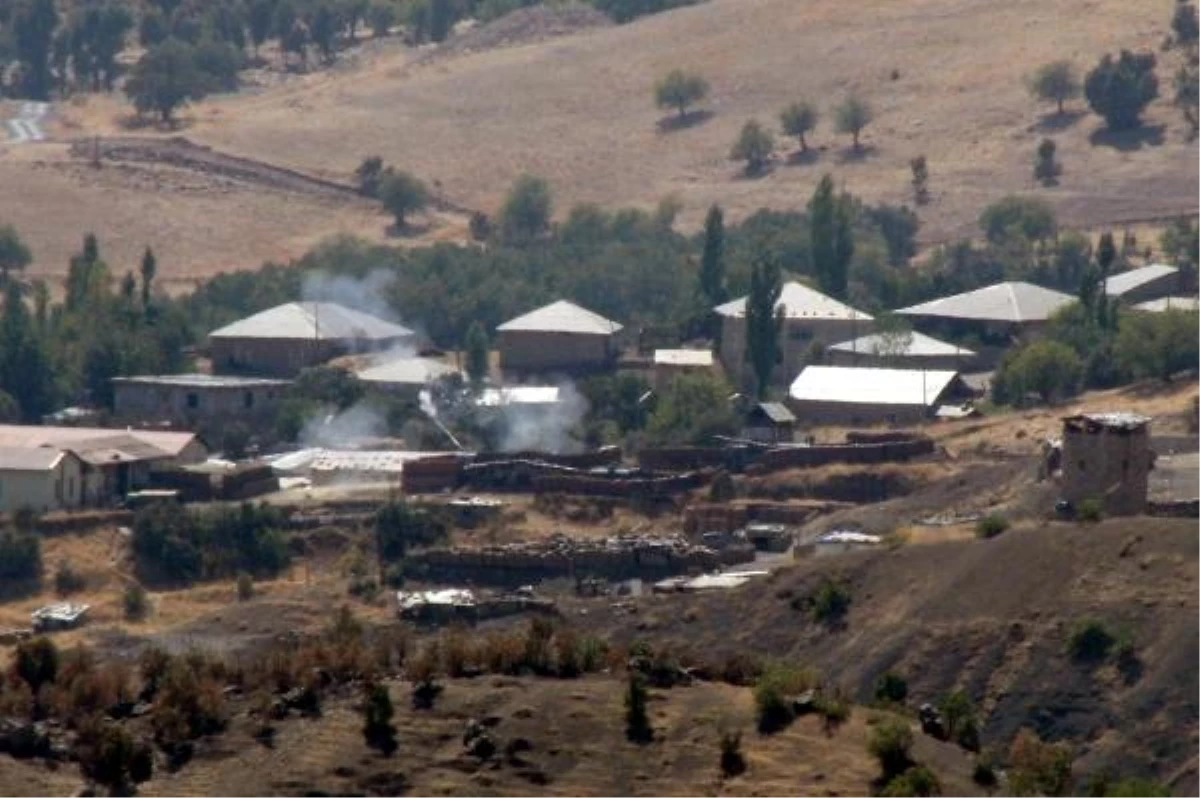 PKK\'lı Teröristler Derecik\'te Üs Bölgeye Saldırdı