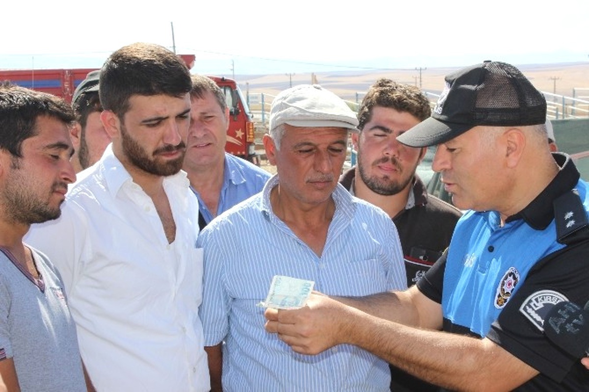 Polis, Hayvan Pazarında Sahte Para Uyarısı Yaptı