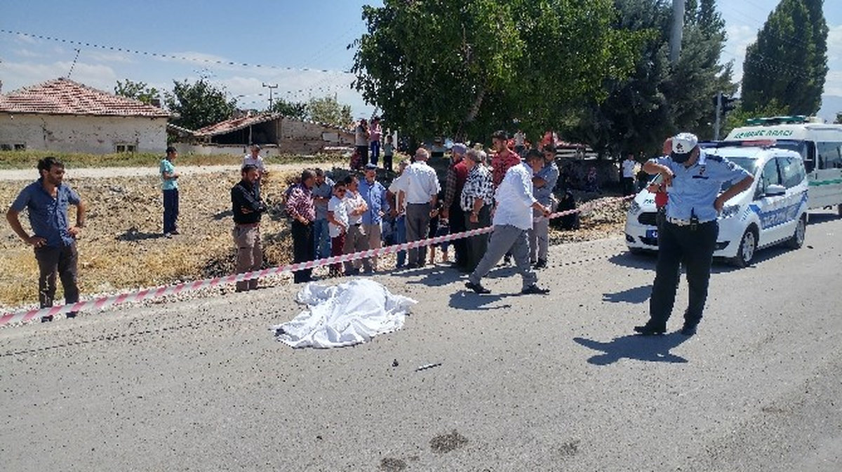 Tır\'ın Çarptığı Motosikletli Yaşlı Adam Hayatını Kaybetti