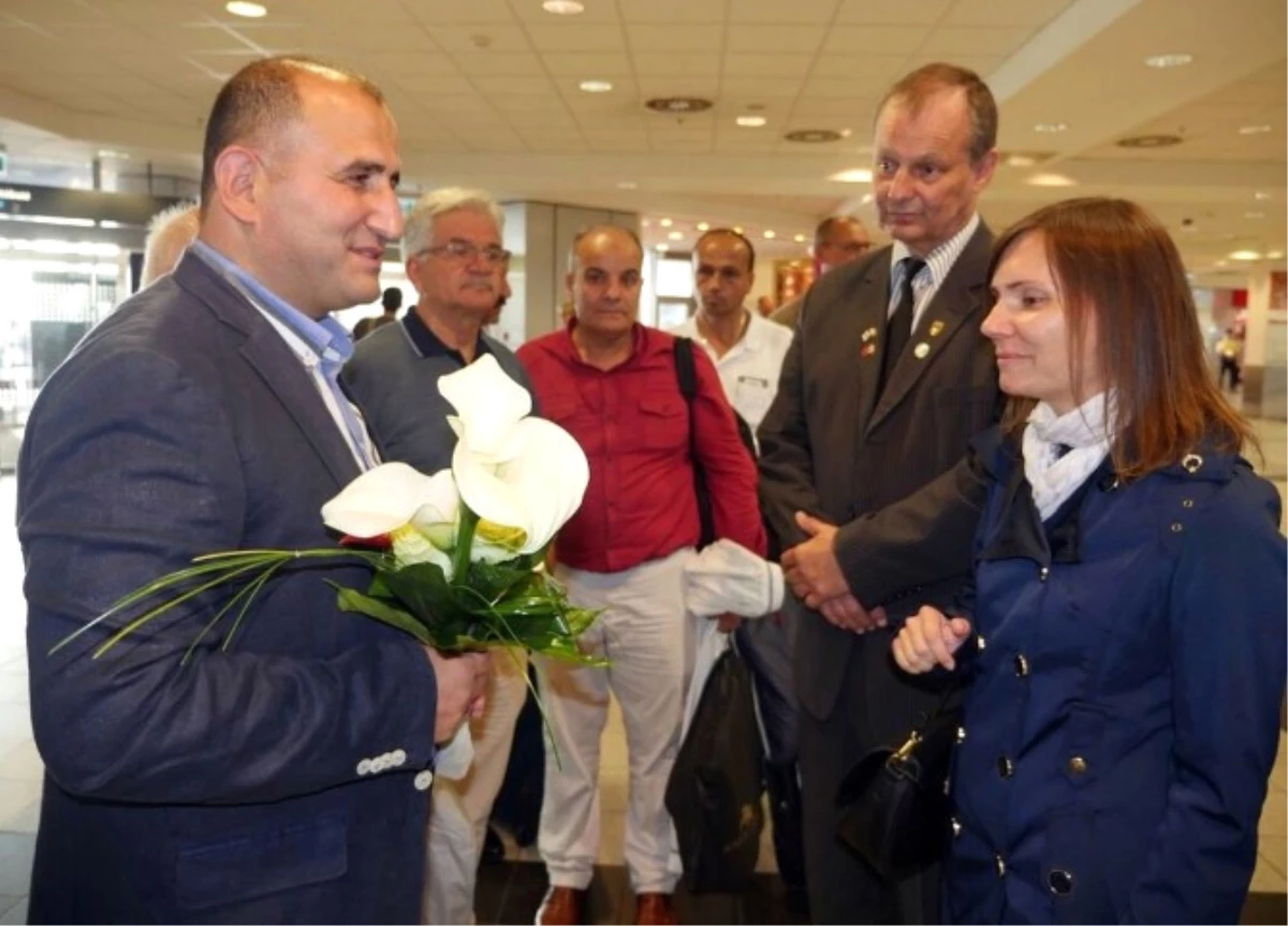 Trabzon Heyeti Macaristan\'da Çiçeklerle Karşılandı