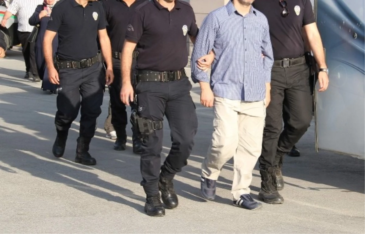 Uşak\'ta Fetö\'den Gözaltına Alınan 24 Kişiden 23\'ü Tutuklandı