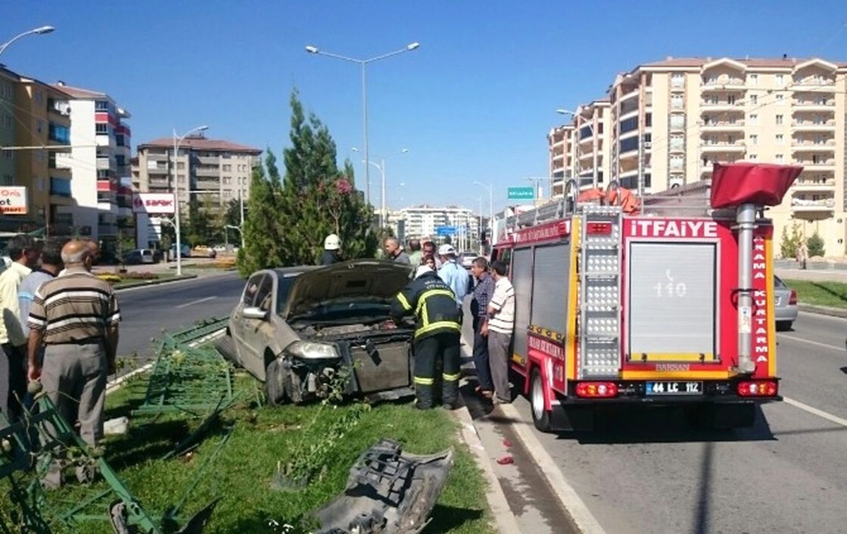 Yoldan Çıkan Otomobil Orta Refüje Çarptı