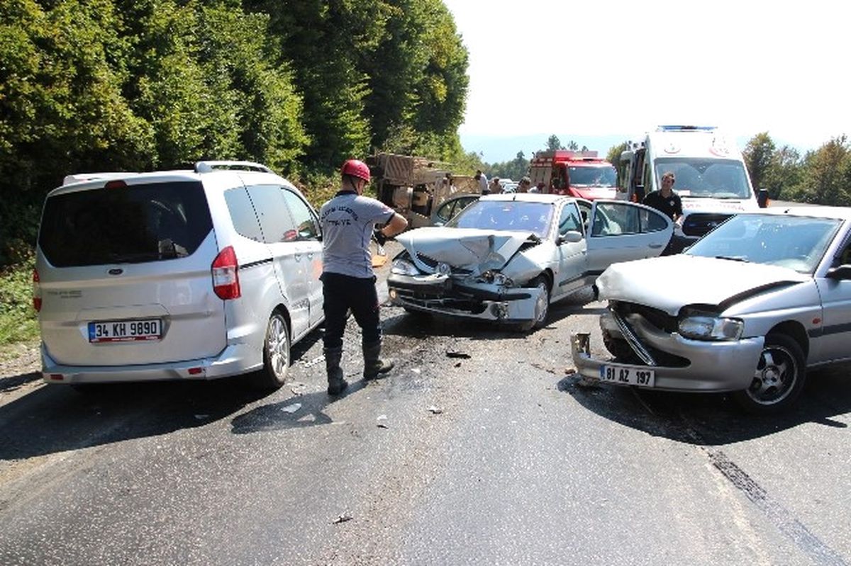 3 Otomobil Birbirine Girdi: 3 Yaralı