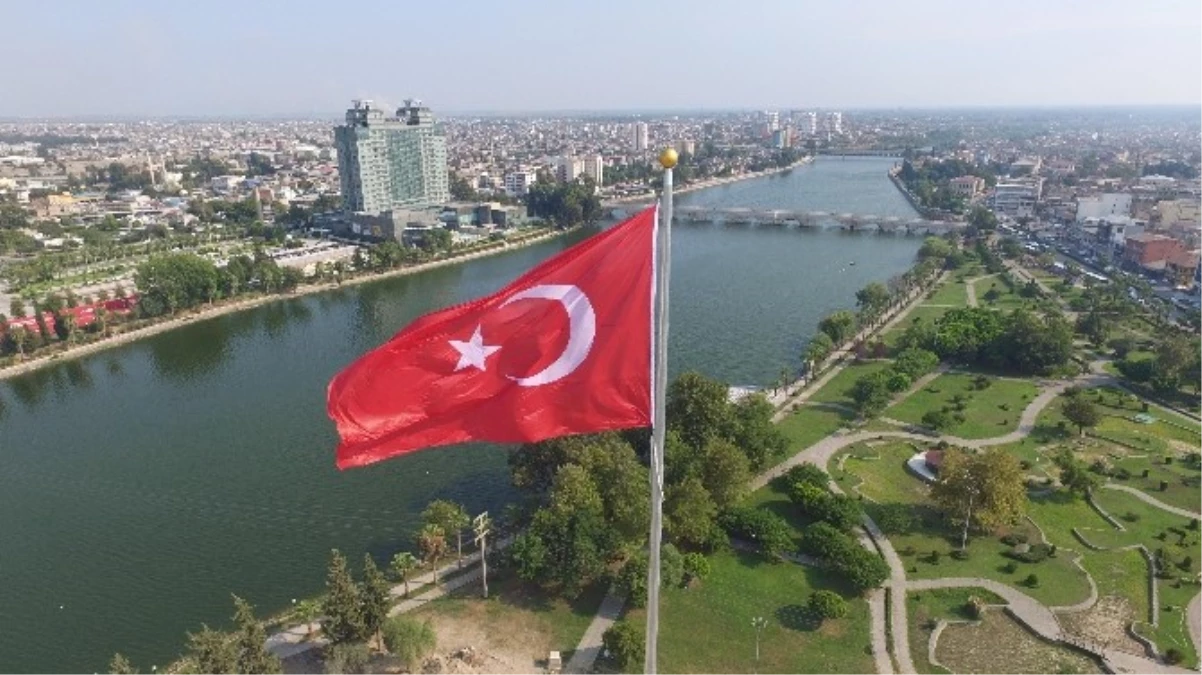 Adana\'nın Semalarına Dev Türk Bayrağı