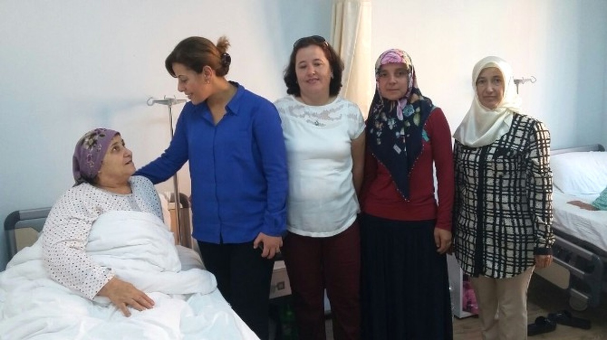 AK Parti Kadın Kolları\'ndan Hasta Ziyareti