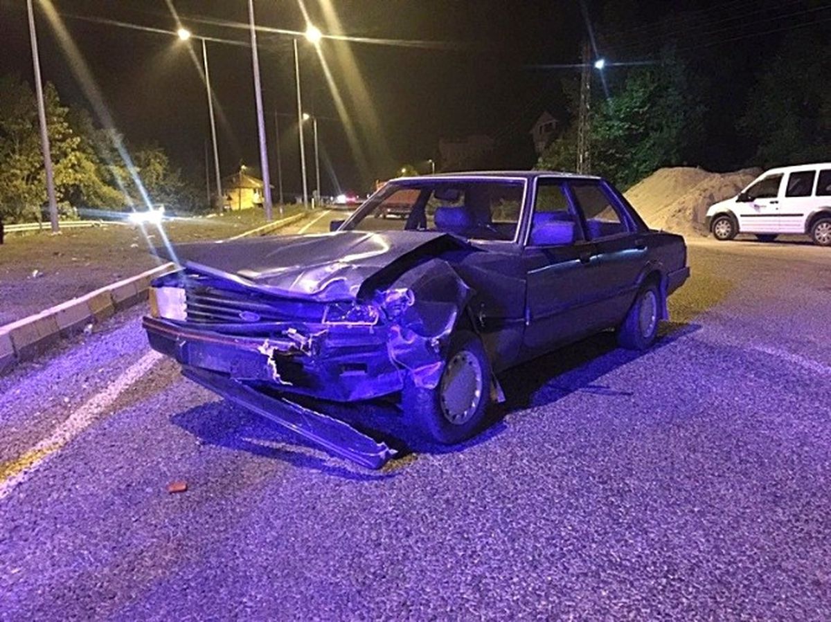 Bartın\'da Ticari Taksi ile Otomobil Çarpıştı, 2 Yaralı