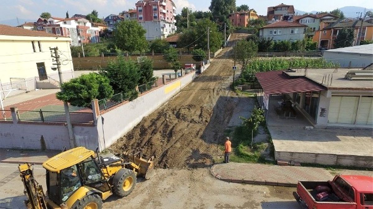 Başiskele\'de Asfalt ve Beton Yol Çalışmaları Sürüyor
