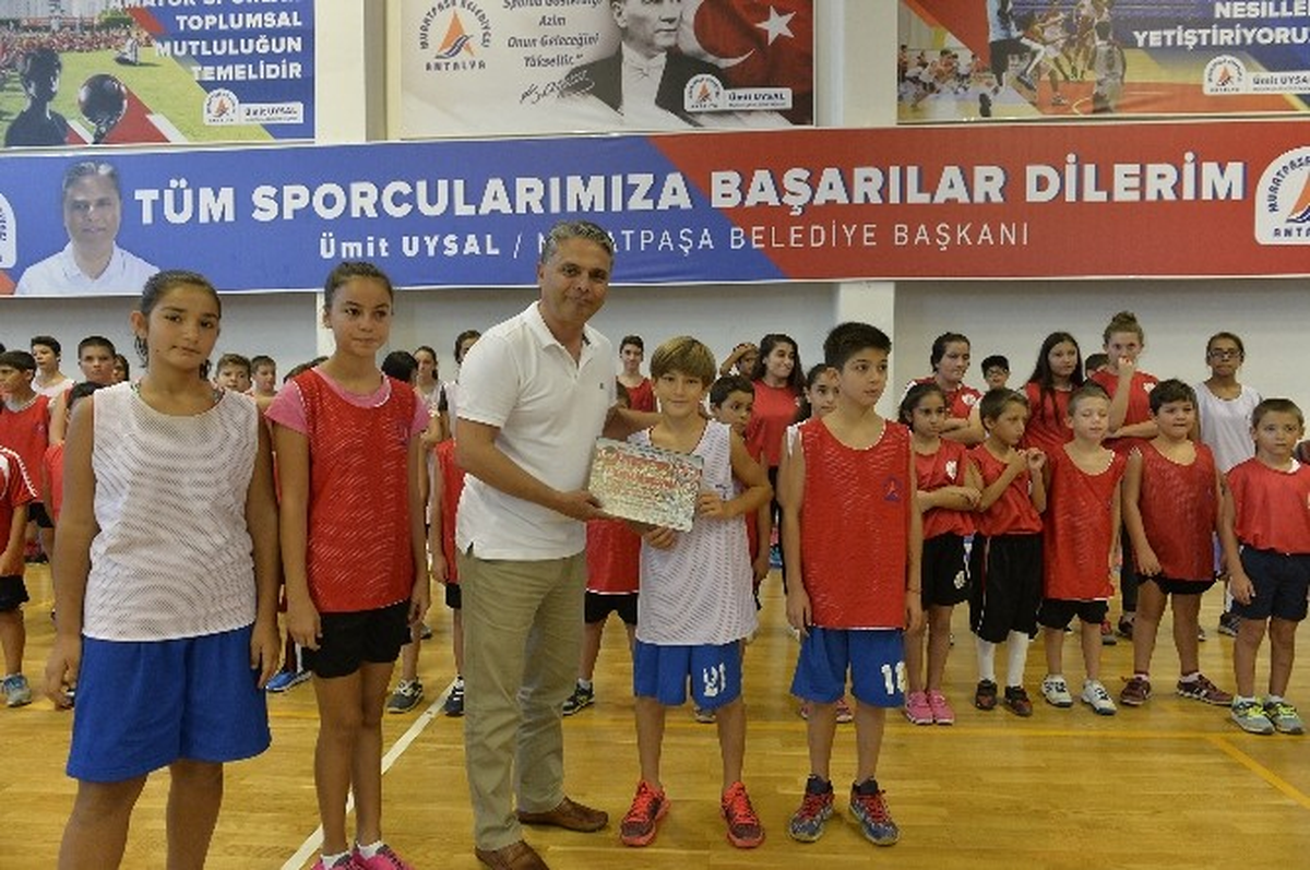 Başkan Uysal, Genç Sporculara Sertifikalarını Verdi