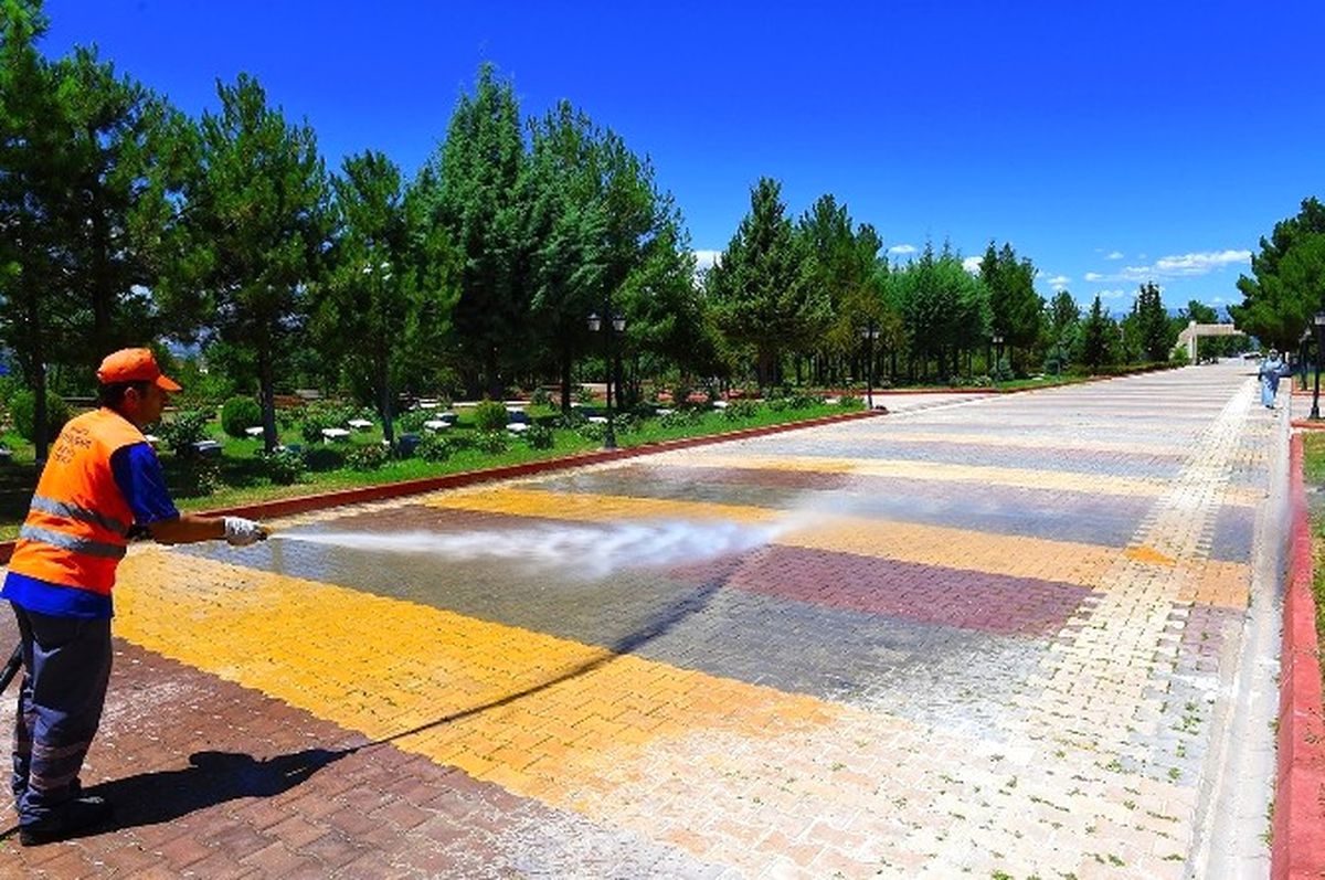 Büyükşehir Belediyesi Yıkama ve Temizleme Çalışması Yapıyor