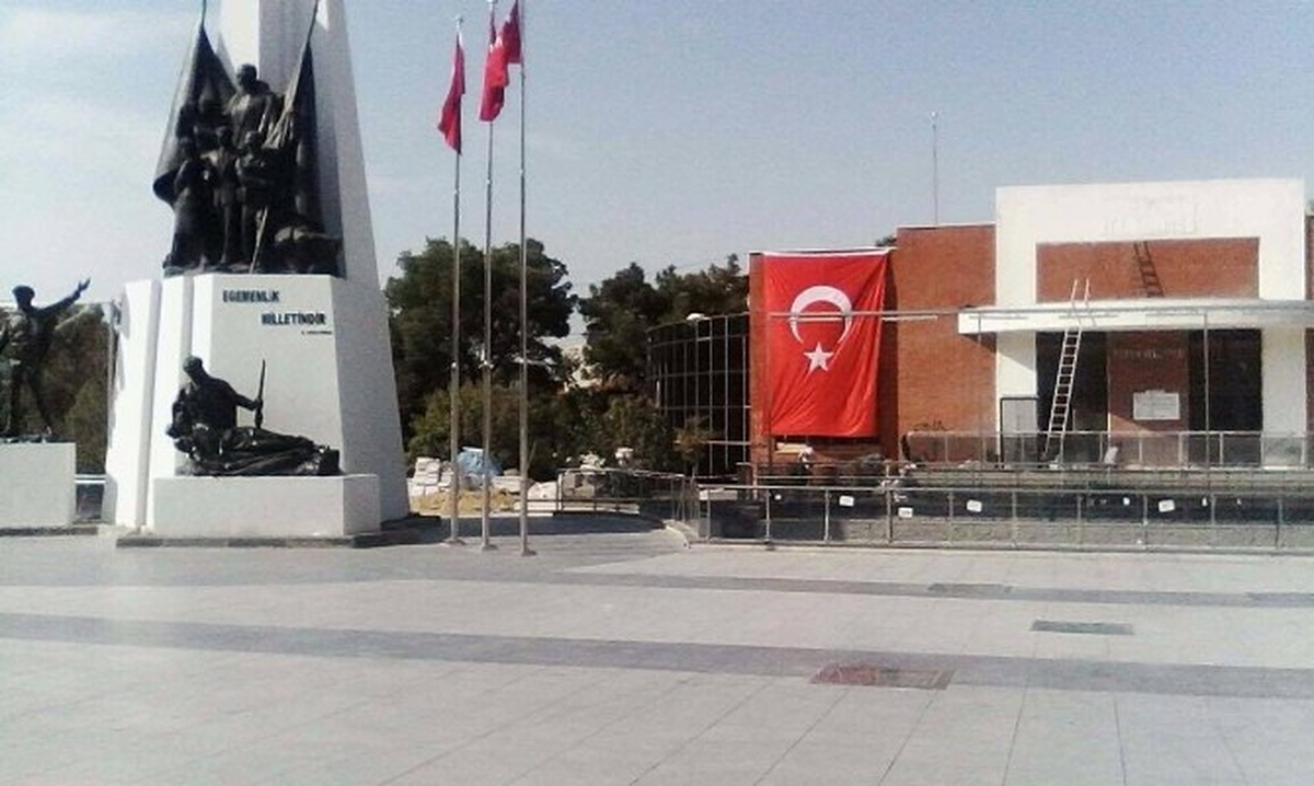 Büyükşehir Manisa\'yı Bayraklarla Donattı