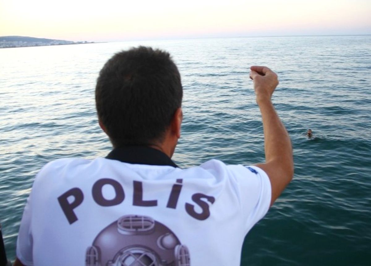 Denizde Yüzerek Gözden Kaybolan Genç Polisi Alarma Geçirdi