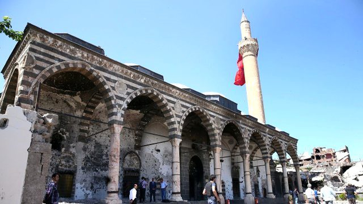 Diyarbakır\'da Teröristlerin Ateşe Verdiği Tarihi Camide Restorasyon