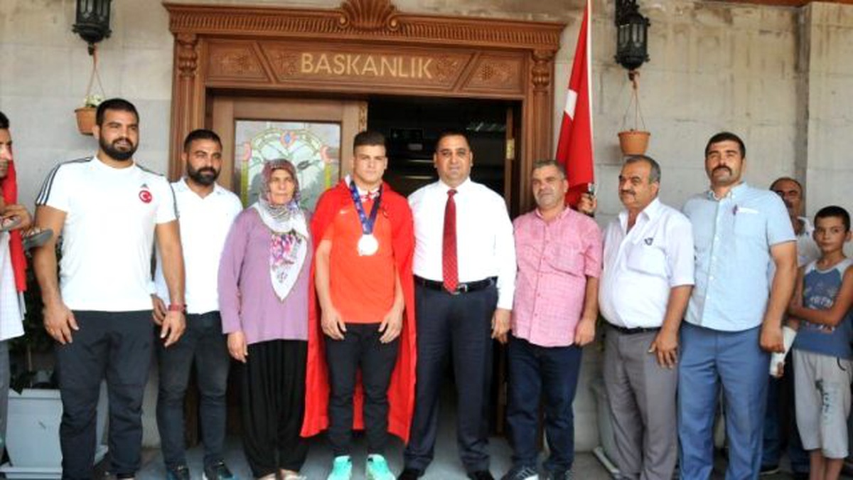 Dünya İkincisi Güreşçi Memleketinde Davul Zurnayla Karşılandı
