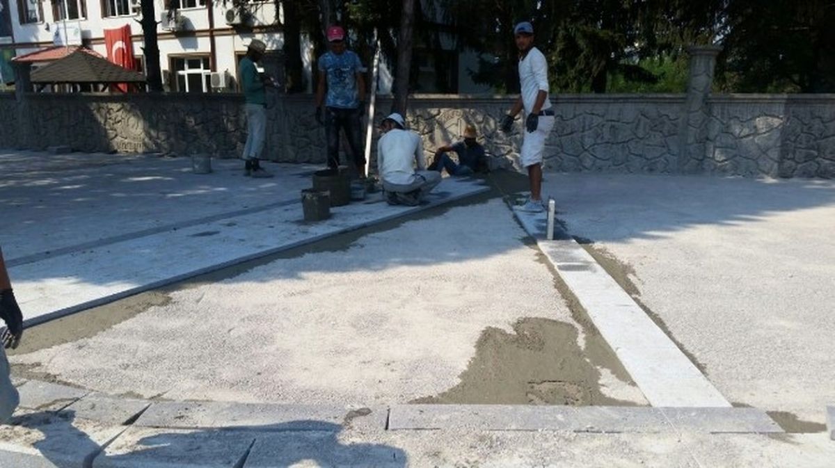 Düzce\'de Açılan Yollara Kaldırım Yapılıyor