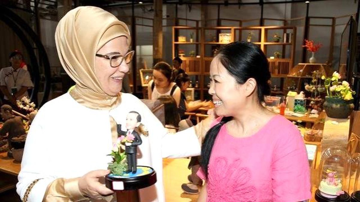 Emine Erdoğan, Cumhurbaşkanı Erdoğan'ın Maketini Görünce Şaşırdı