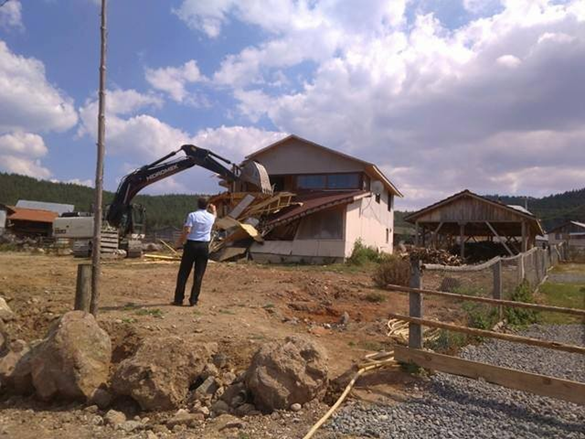 Fetö\'den Aranan İş Adamının Yayla Evi Yıkıldı