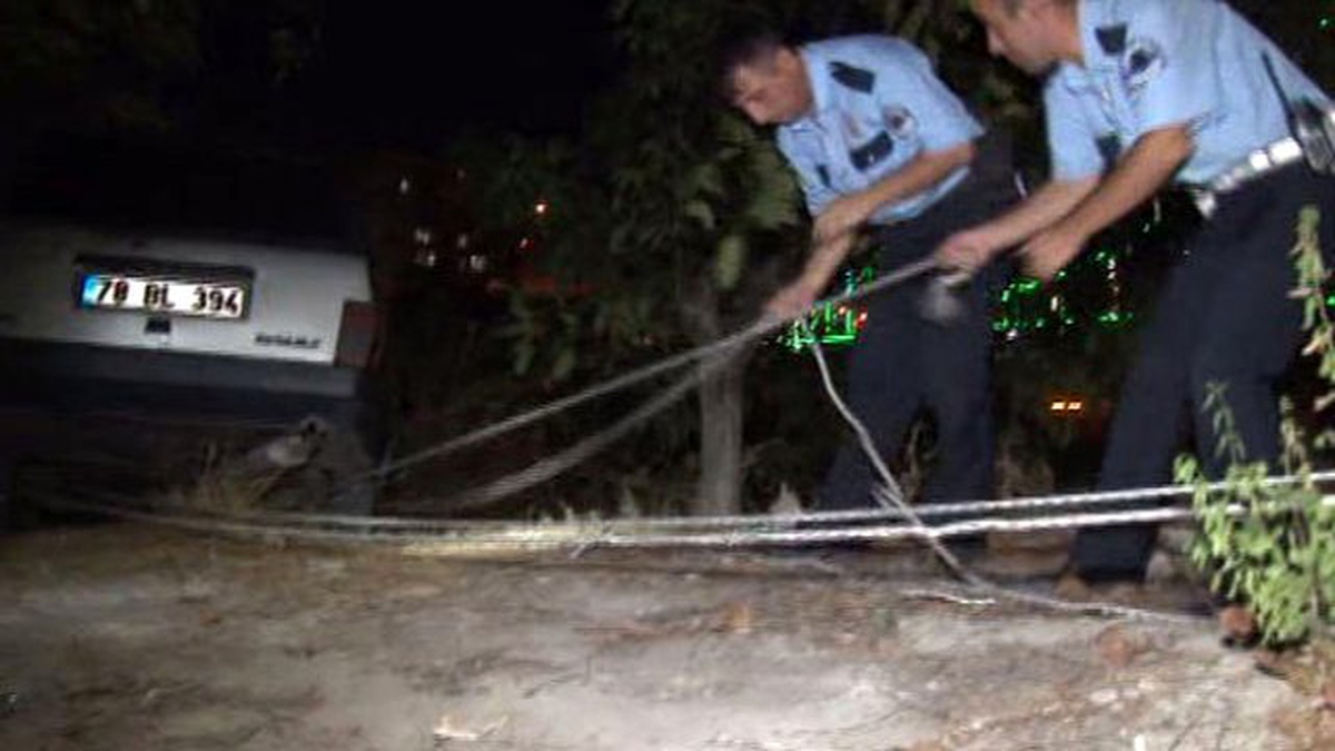 Freni Boşalan Otomobil, Ağaca İple Bağlanarak Kurtarıldı