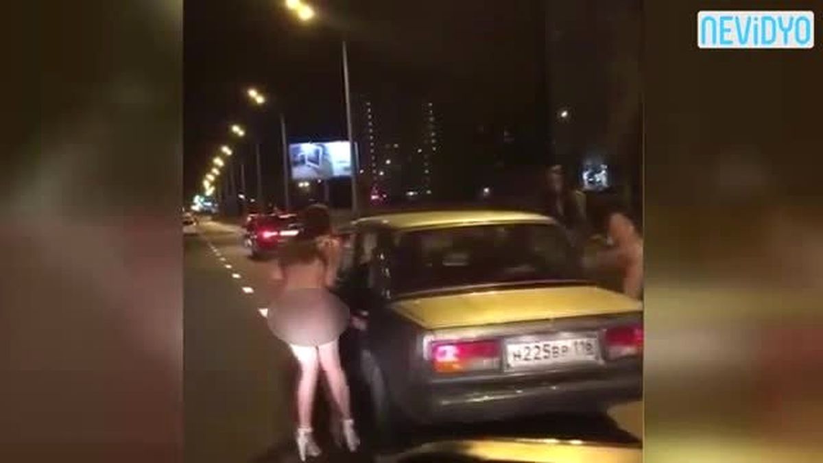 İç Çamaşırlarıyla Yolda Para Topladılar