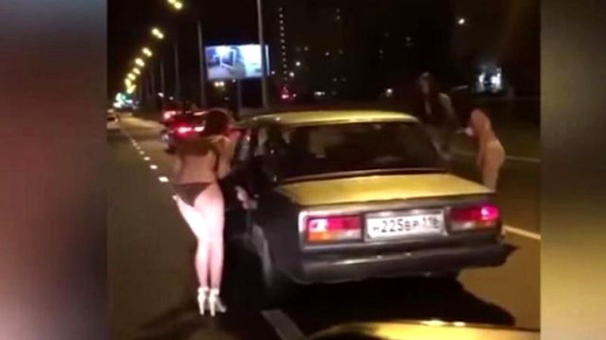 İç Çamaşırlarıyla Yolda Para Topladılar