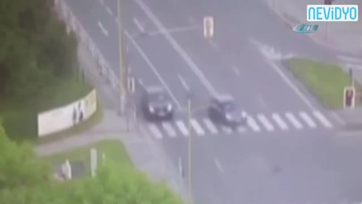 Işık İhlali Yapan Motosikletli Metrelerce Havaya Uçtu