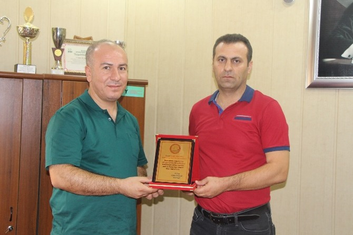 Kahta Milli Eğitim Müdürü Tünçmen\'e Plaket
