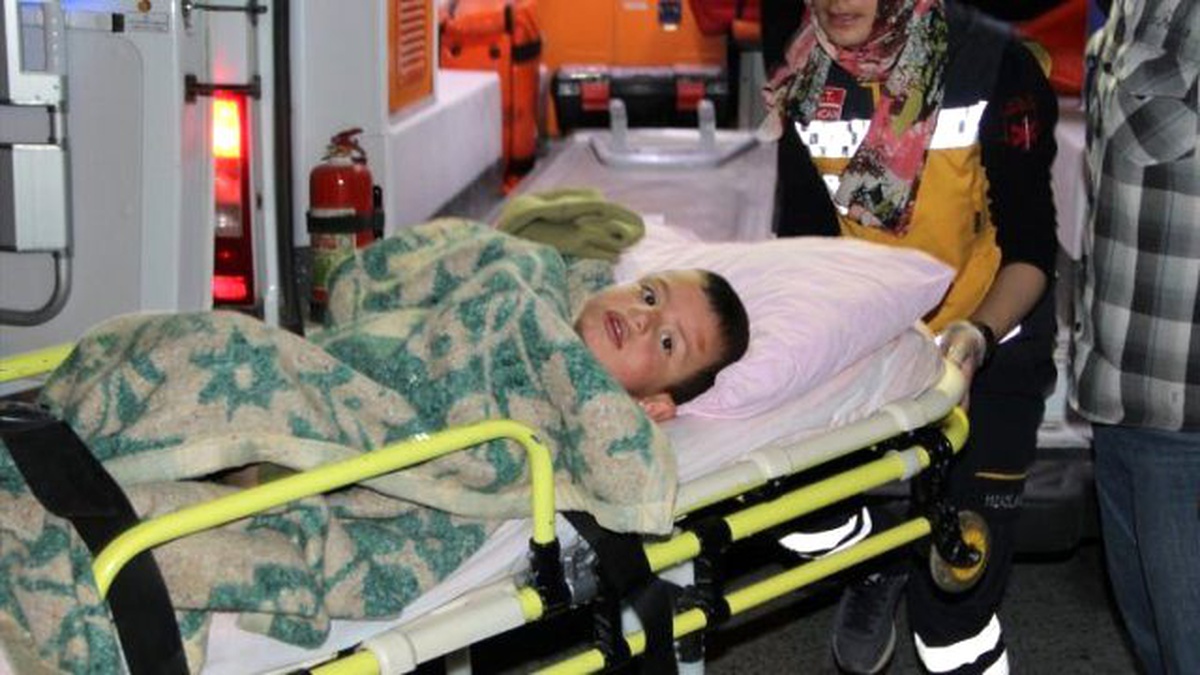 Kamyonun Altında Kalan 3 Yaşındaki Çocuk Yaralandı