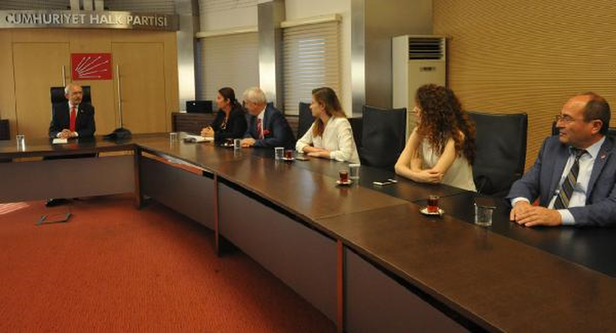 Kılıçdaroğlu, Fransız Sosyalist Parti Ulusal Sekreter Yardımcısı ve CHP Bursa İl Başkanını Kabul...
