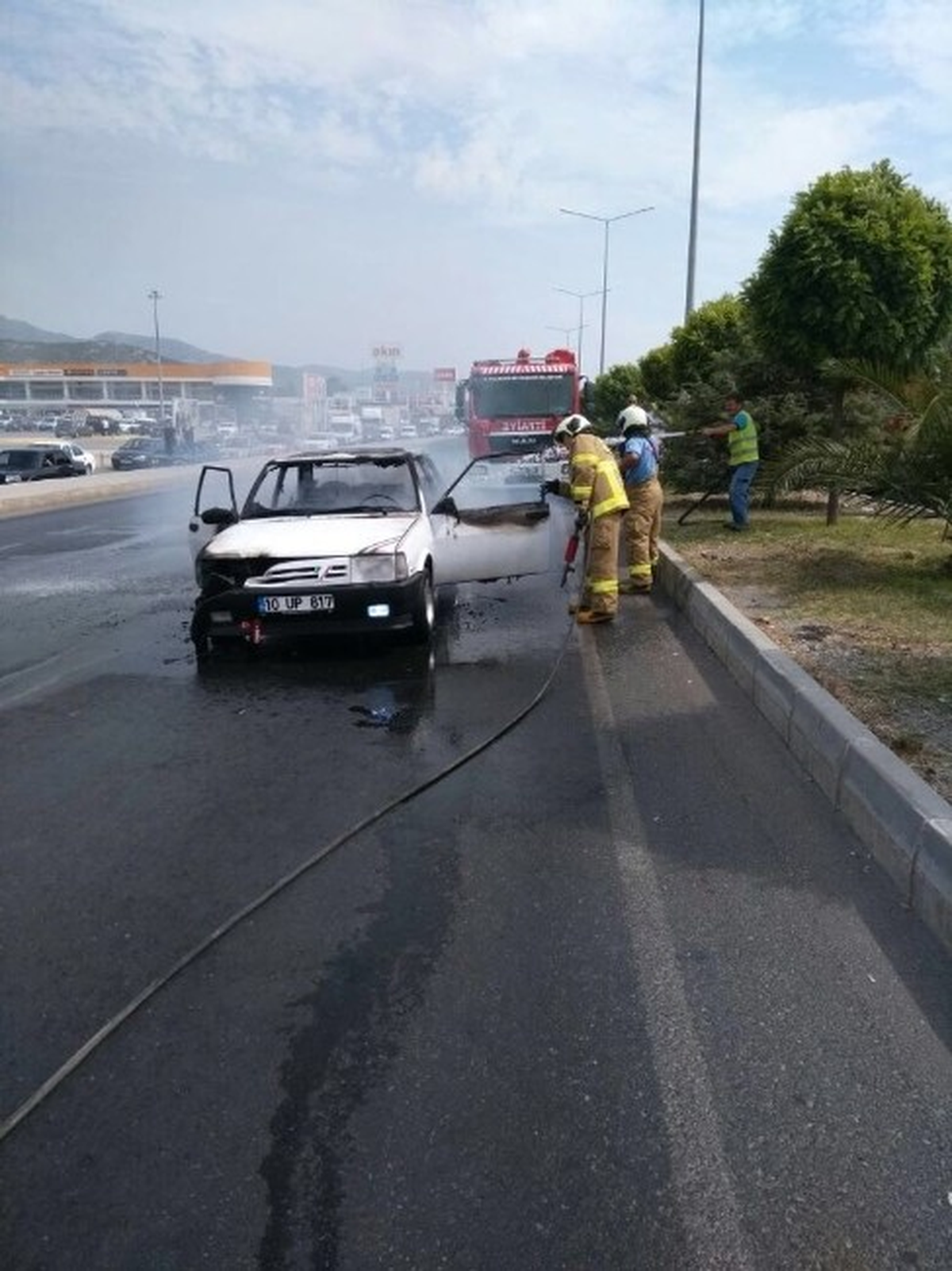 Kırmızı Işıkta Bekleyen Lpg\'li Araç Alevlere Teslim Oldu