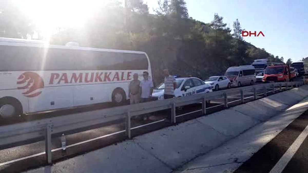 Köyceğiz Sollamak İsterken Kaza Yaptı: 1 Yaralı