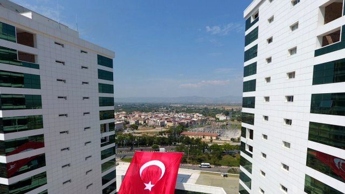 Maski\'ye Devasa Türk Bayrağı