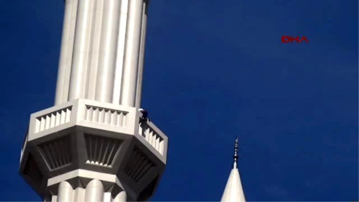 Minareye Çıkan İşsiz İşçiyi İzleyenler Arasında Tartışma Çıktı