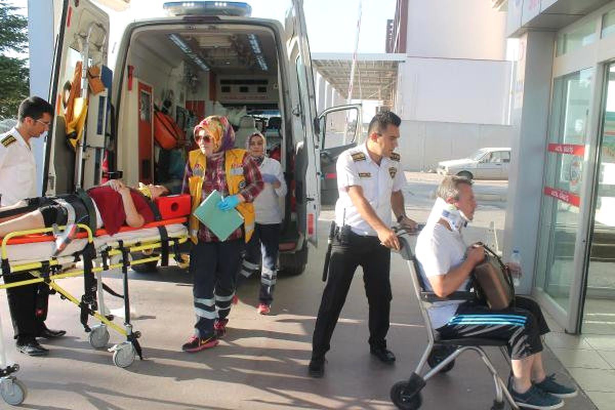Otomobil ile Kamyon Çarpıştı: 4 Yaralı