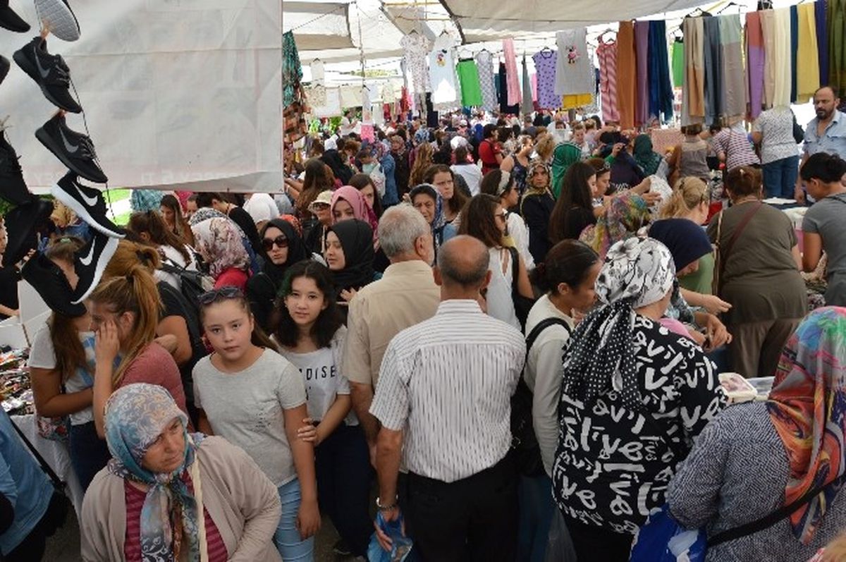 Pazarlarda Bayram Kalabalığı