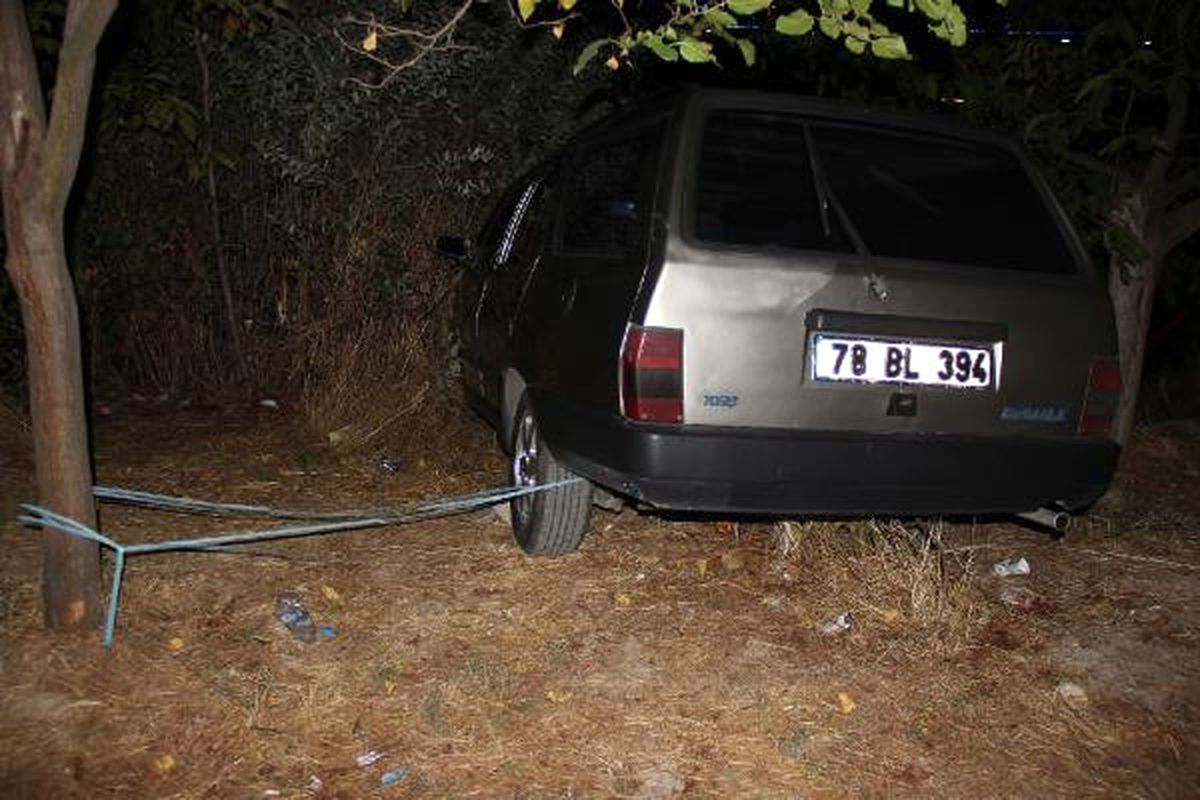 Polis, Uçurumun Kenarında Durdurulabilen Otomobili İple Ağaca Bağladı