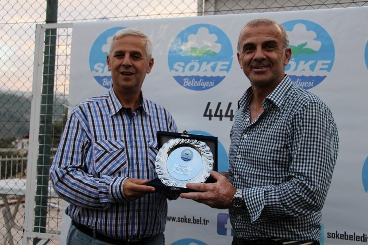 Söke Futbolun Efsaneleri Giray Bulak ve Oğuz Çetin\'i Ağırladı
