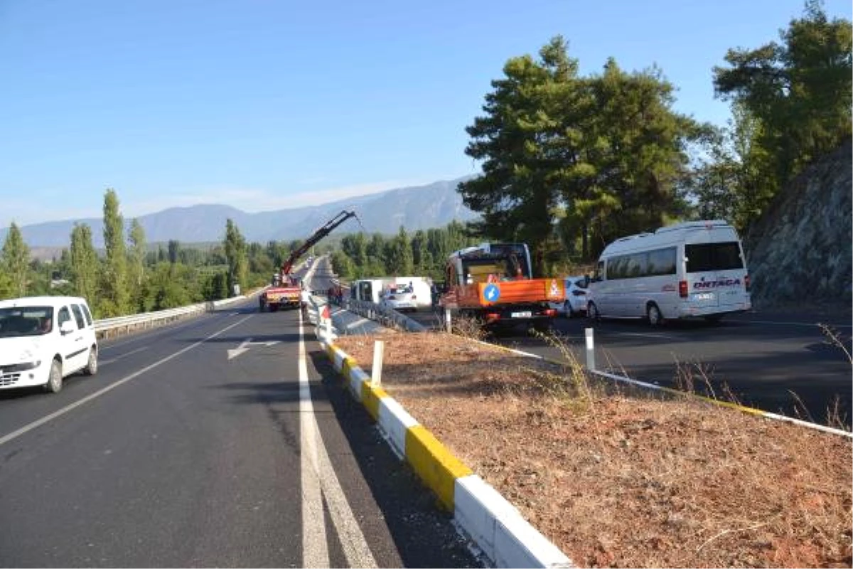 Sollama Yaparken Tır\'a Çarpan Kamyon Devrildi: 1 Yaralı