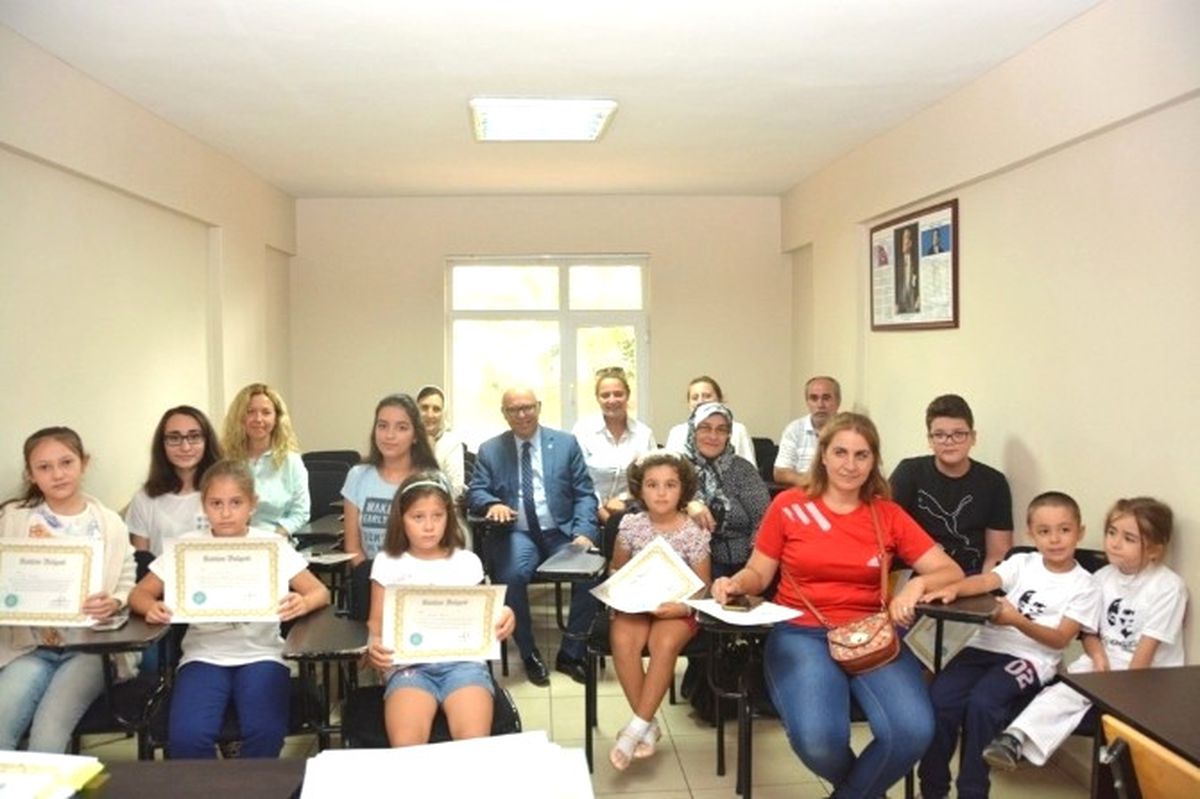 Süleymanpaşa Belediyesi\'nin Öğrencileri Sertifikalarını Başkan Eşkinat\'ın Elinden Aldı