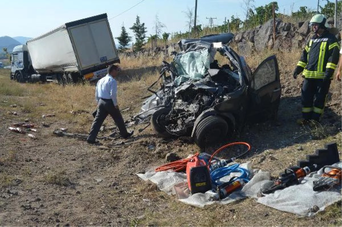 Tır\'la Karşılıklı Çarpışan Otomobil Sürücüsü Öldü