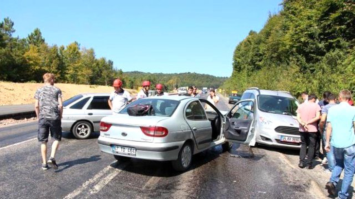 Zonguldak\'ta 3 Araç Birbirine Girdi 3 Yaralı