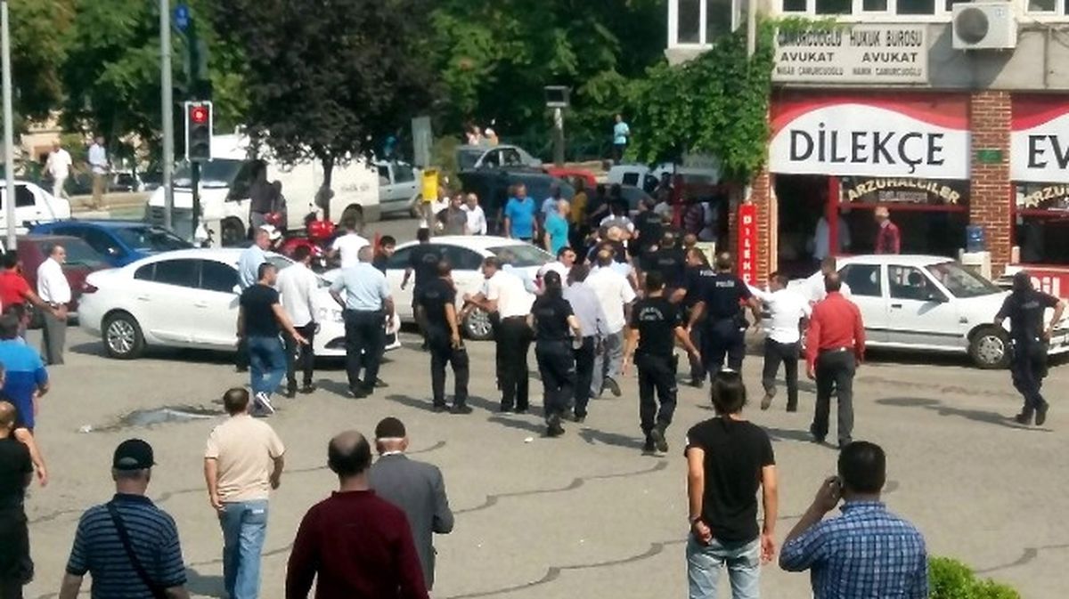 Adliye Karıştı, Polis Grubu Dağıtmak İçin Havaya Ateş Etti