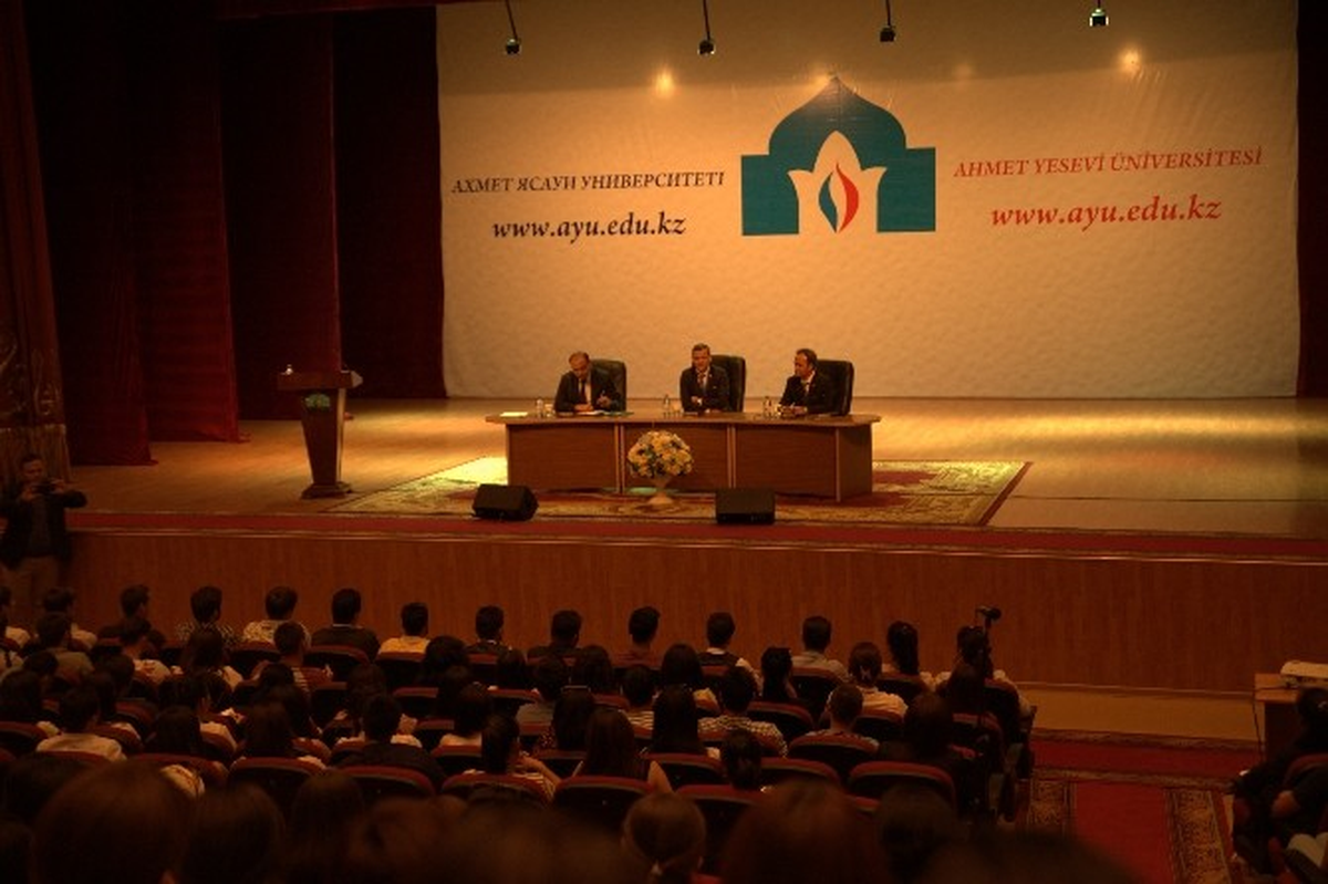 Ahmet Yesevi Üniversitesinde "Öğrenciler Soruyor, Başkan Cevaplıyor"