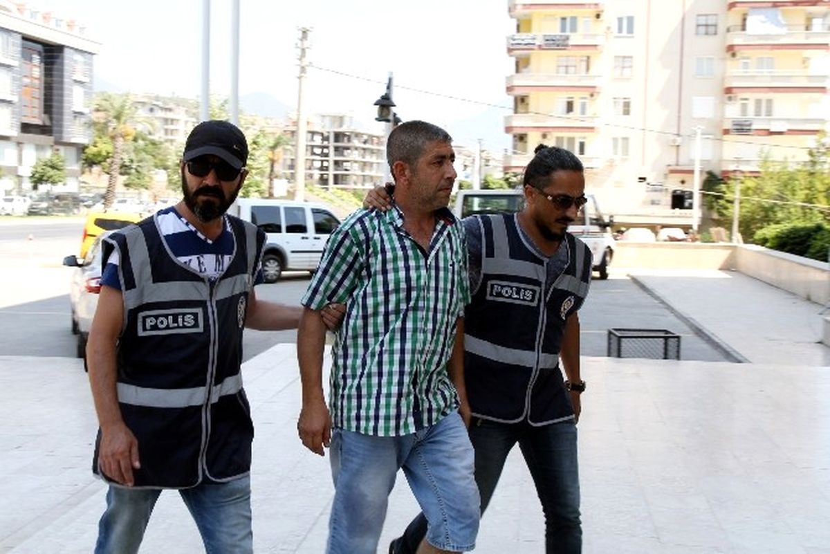 Alanya\'da Kafeye Silahla Ateş Açıldı: 2 Yaralı