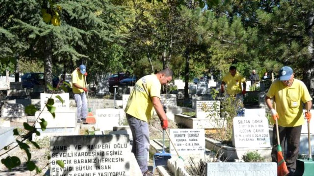 Ankara\'da Mezarlıklar Bayrama Hazır