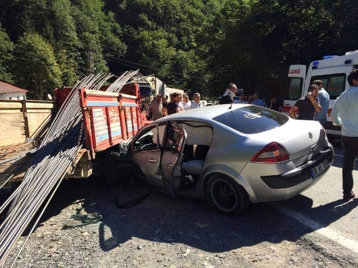 Artvin\'de Trafik Kazası: 4 Yaralı